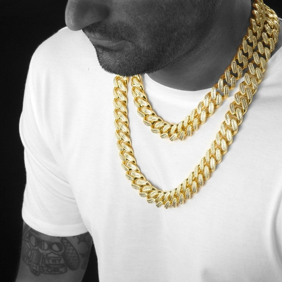 18MM ICED CUBAN LINK CHAIN IN GOLD - Picture 3 of 7